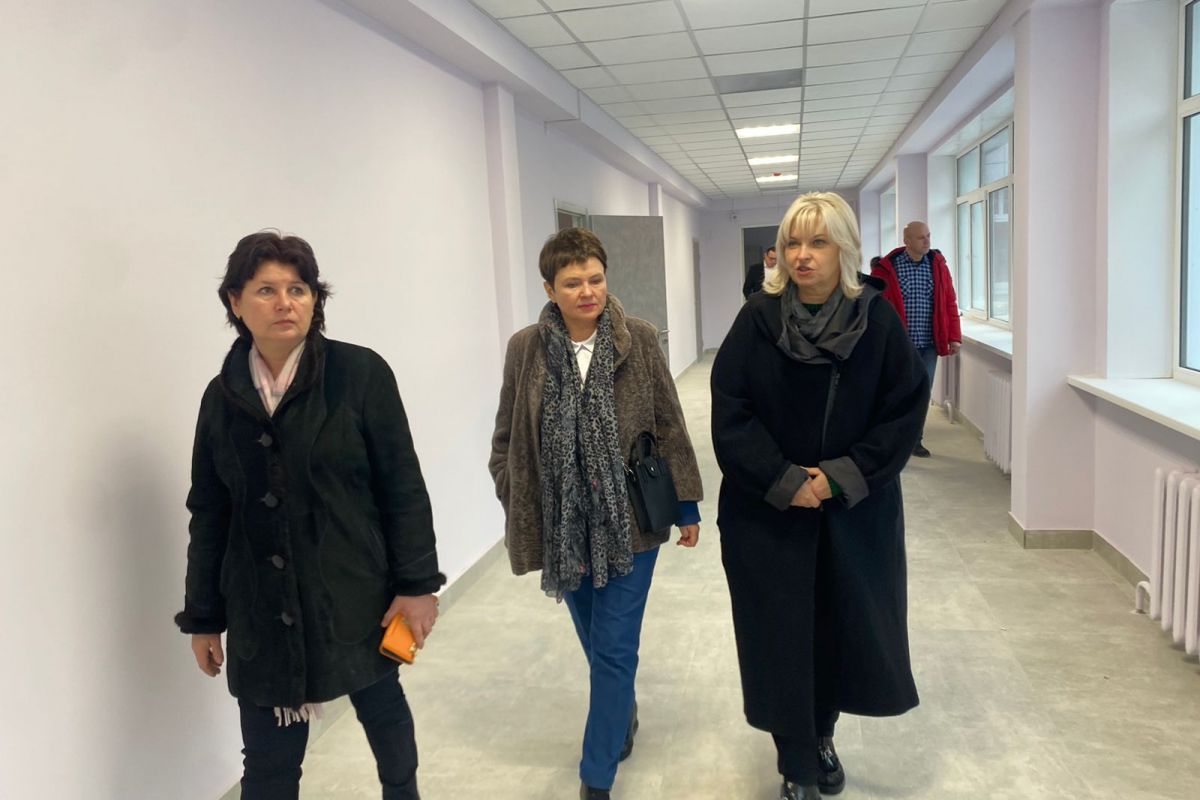 Ход капремонта в трех школах Великого Новгорода оценила Елена Цунаева