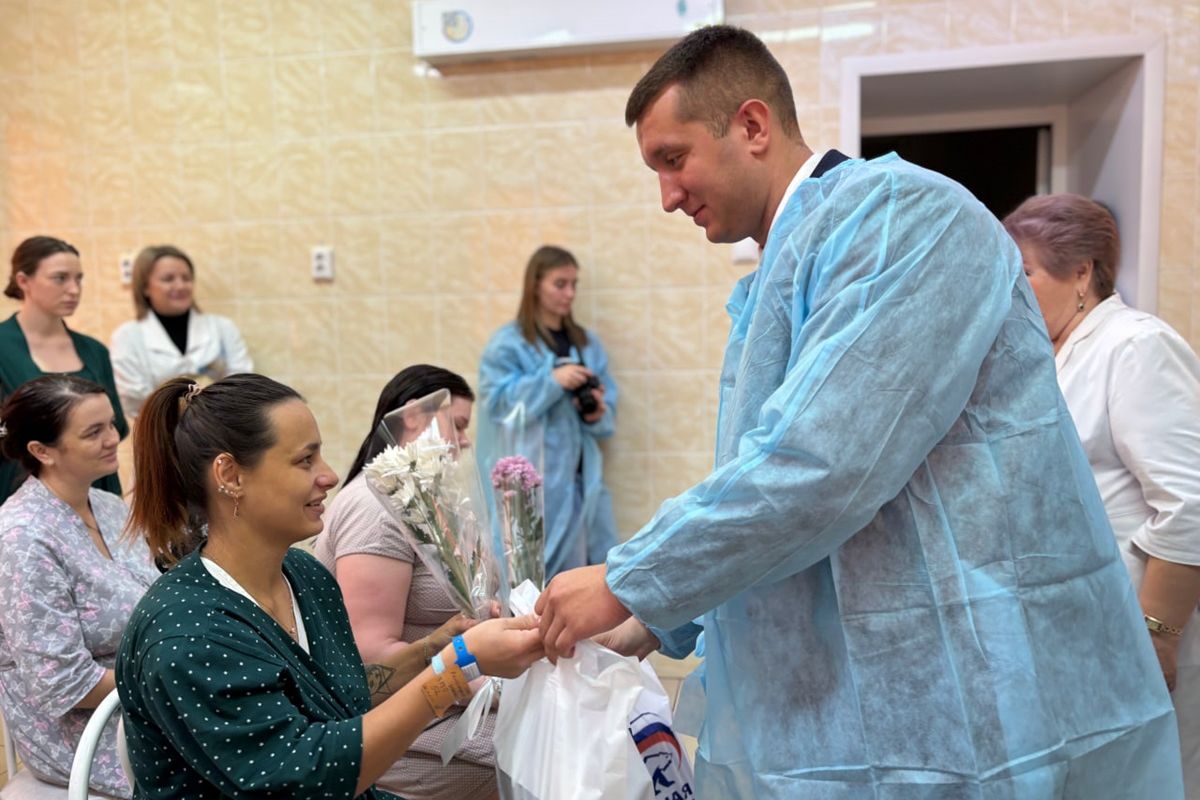 Барнаульские единороссы накануне Дня матери пришли с подарками в Родильный дом №2