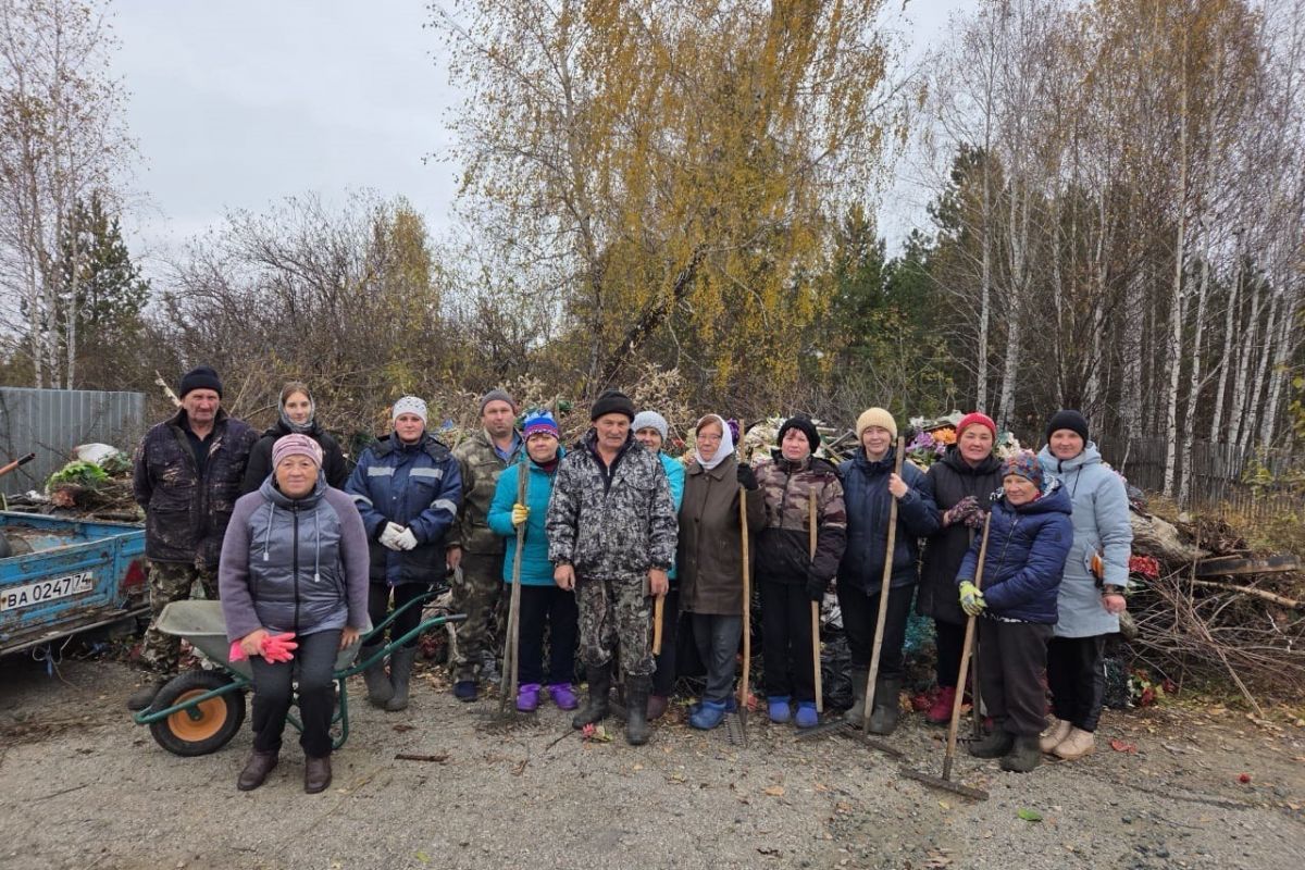 Активисты «Единой России» провели субботник в селе Булзи Челябинской области