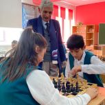 Связь поколений через шахматы: партийцы на школьном турнире в честь Дня Народного единства