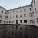 Алексей Смирнов проверил ход ремонтных работ в гимназии № 28 на улице Советской