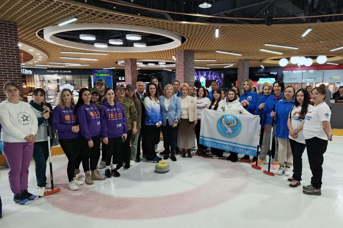 В Барнауле прошли межрегиональные соревнования по керлингу среди участников СВО и членов их семей