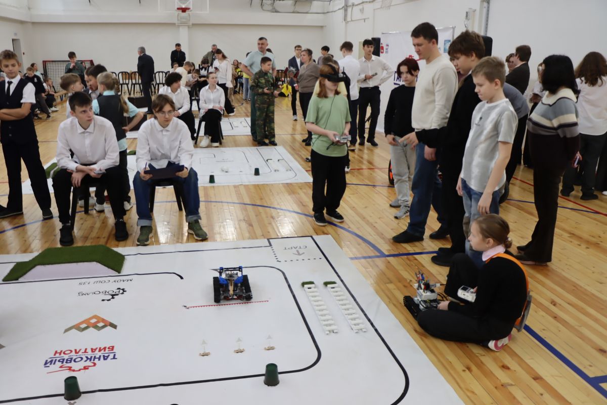 В Перми определили лучших юных инженеров и операторов на робототехническом танковом биатлоне