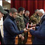 Сайгидпаша Умаханов встретился с участниками СВО из села Алмак и отметил благодарностями меценатов Дагестана