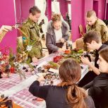 В Фокино провели мастер-класс по созданию новогодних композиций для защитников Родины