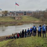 «Единая Россия» продолжает серию субботников на набережной у Крепостной стены