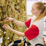 Москвичи вяжут теплую одежду и плетут маскировочные сети для бойцов СВО