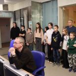 «Единая Россия» организовала экскурсии на рязанские телекомпании для детей участников СВО