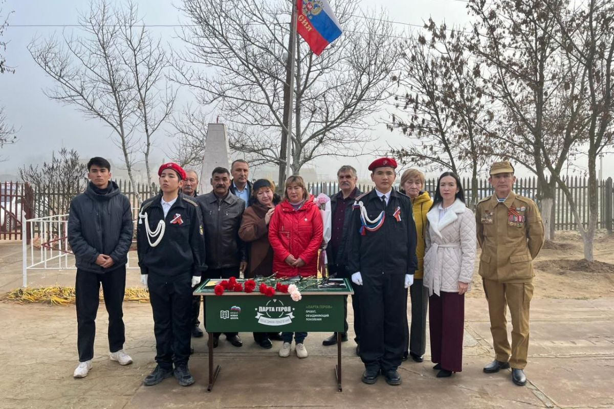 При поддержке «Единой России» в Володарском районе Астраханской области установили Парту Героя