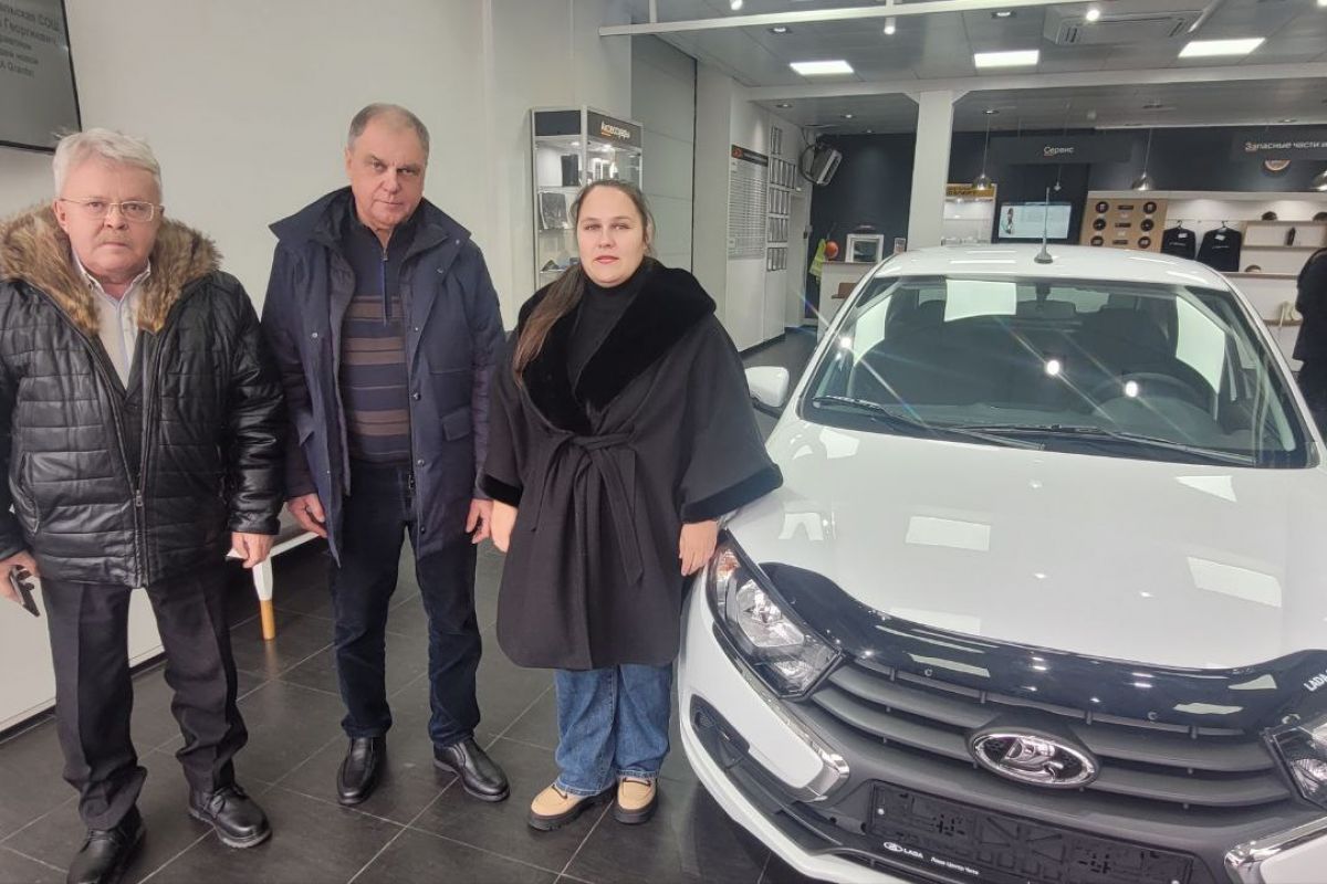 Депутат «Единой России» передал автомобиль школе поселка Вершино-Дарасунский