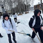 Кузбасские молодогвардейцы привели в порядок памятник землякам-героям