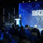 Владимир Якушев предложил сделать симпозиум в формате «БРИКС — Европа» постоянной площадкой для альтернативного межпарламентского и межпартийного общения