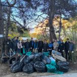 Активисты и депутаты «Единой России» провели субботник в Ленинском районе Севастополя