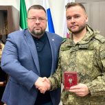 Сергей Демидов передал военнослужащему ключи от автомобиля для выполнения боевых задач