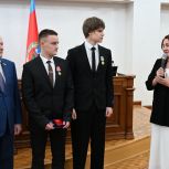 Алтайские сенаторы наградили детей-героев на сессии АКЗС