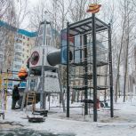 Партийцы оценили состояние новой детской площадки в микрорайоне 20А в Сургуте