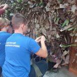 «Единая Россия» организовала мастер-класс по плетению маскировочных сетей в штабе общественной поддержки в Ростове-на-Дону