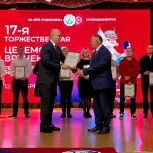 Егор Васильев вручил сертификаты участников Национальной премии «Человек труда» сотрудникам красноярского предприятия «Радиосвязь»