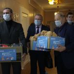 Депутаты от «Единой России» передали игрушки пациентам Луганской детской больницы