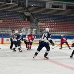 Молодогвардейцы провели для школьников Ханты-Мансийска мастер-класс по хоккею