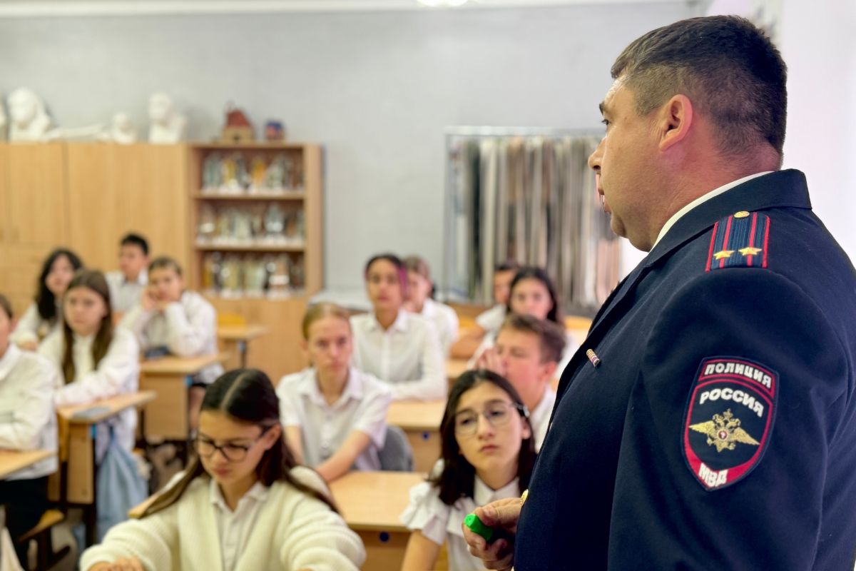 Ученикам школы №59 рассказали о подвигах сотрудников МВД, погибших, спасая детей