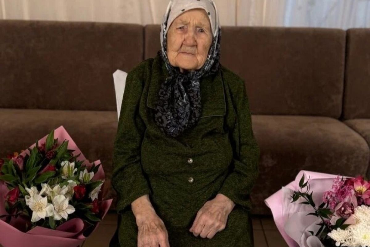 В Чистопольском районе единороссы поздравили со 105-летием местную жительницу