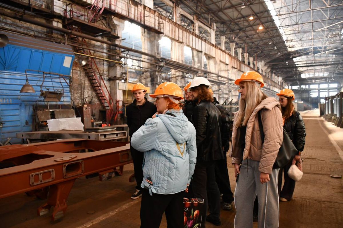 «Выбирай свое»: Школьники и студенты Луганска посетили крупнейшие предприятия города с экскурсией