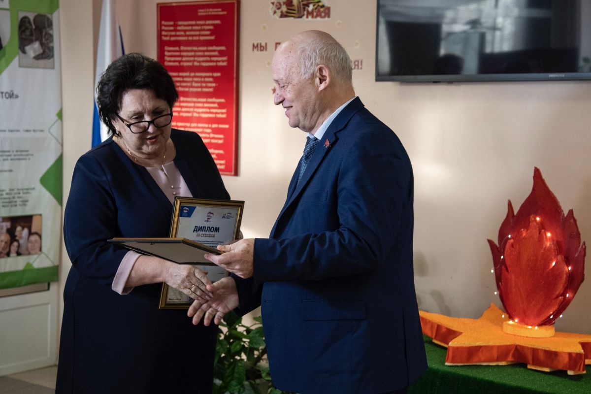 Сергей Филимонов вручил награду за третье место во Всероссийском конкурсе школьных музеев зеленогорской школе №169