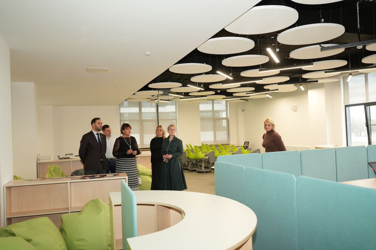 Депутат Александр Мажуга посетил инновационный корпус школы № 2030 в Хорошево-Мневниках