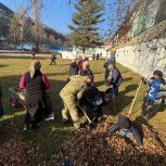 Единороссы приняли участие в экологическом субботнике на территории Бежтинского участка