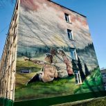 Солнечный фасад украсил фасад школы №27 в Брагино