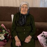 В Чистопольском районе единороссы поздравили со 105-летием местную жительницу