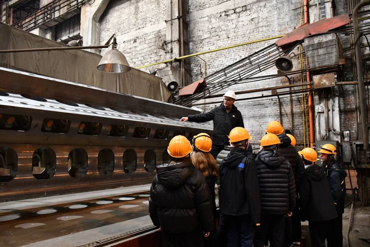 «Выбирай свое»: Луганские школьники побывали с экскурсией на «ЛУГАМАШе»