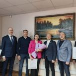 Поздравления, благодарственные письма, подарки: «Единая Россия» организовала тематические мероприятия ко Дню сотрудника ОВД