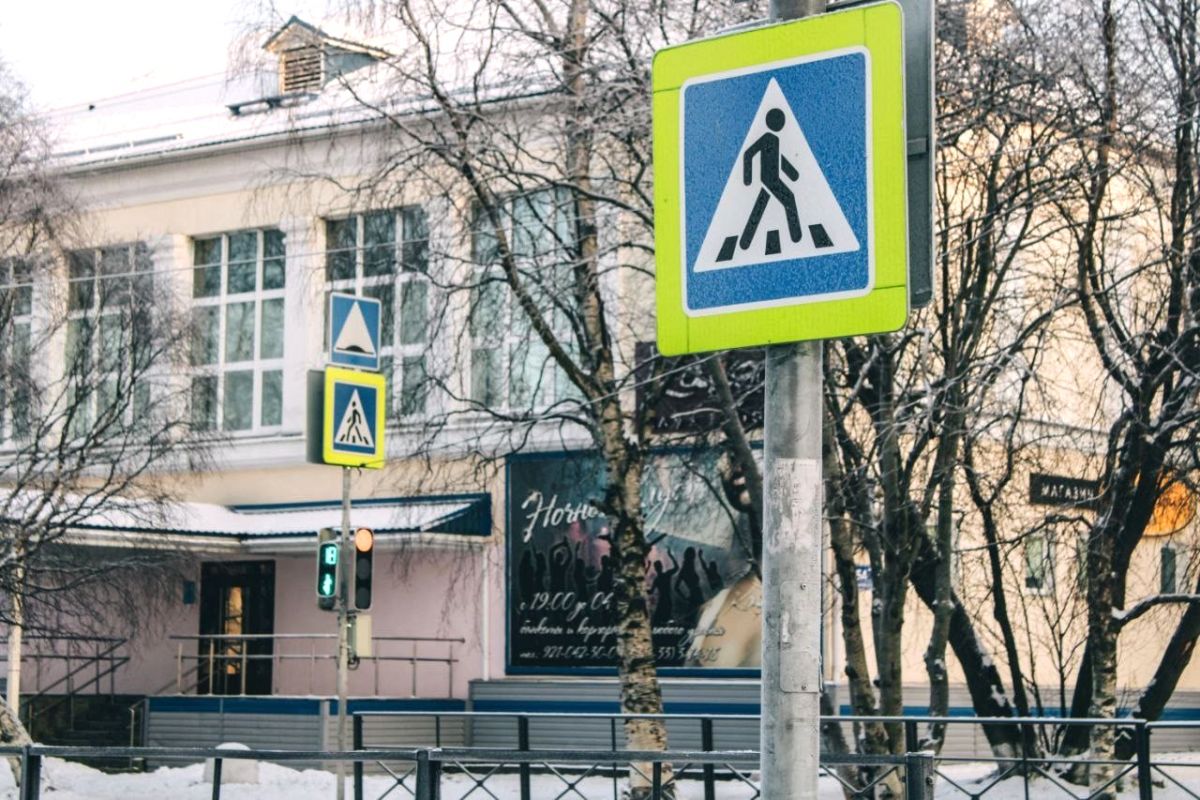 В Кандалакше Мурманской области единороссы проверили состояние пешеходных переходов вблизи школ