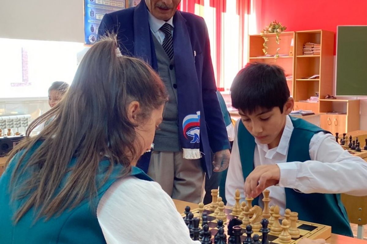 Связь поколений через шахматы: партийцы на школьном турнире в честь Дня Народного единства