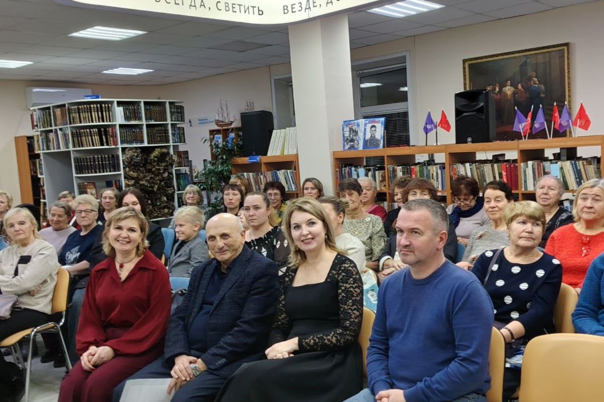 Депутаты «Единой России» поздравили женщин Заволжского района Ярославля с наступающим Днем матери