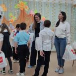 Новокузнецкие единороссы поздравили с Днем народного единства детей из социального центра