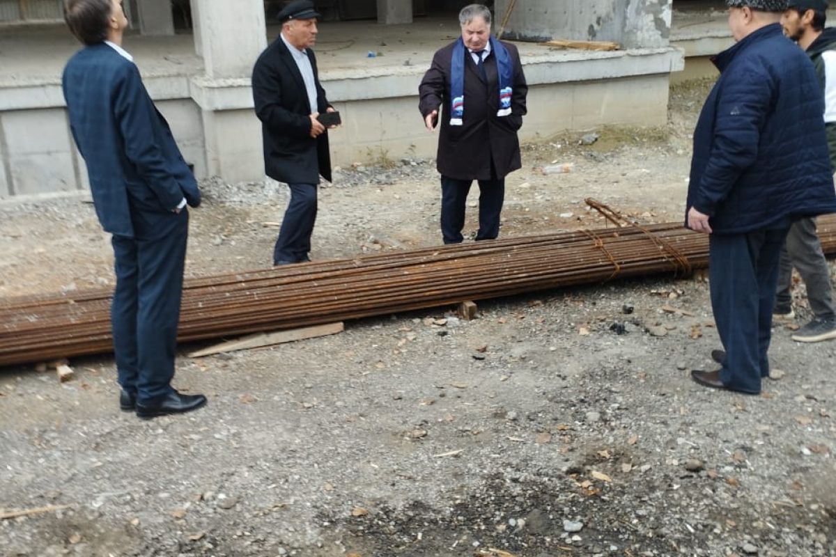 Партийный десант «Единой России» в Малгобеке провёл мониторинг строительства жилого дома по ул. Осканова