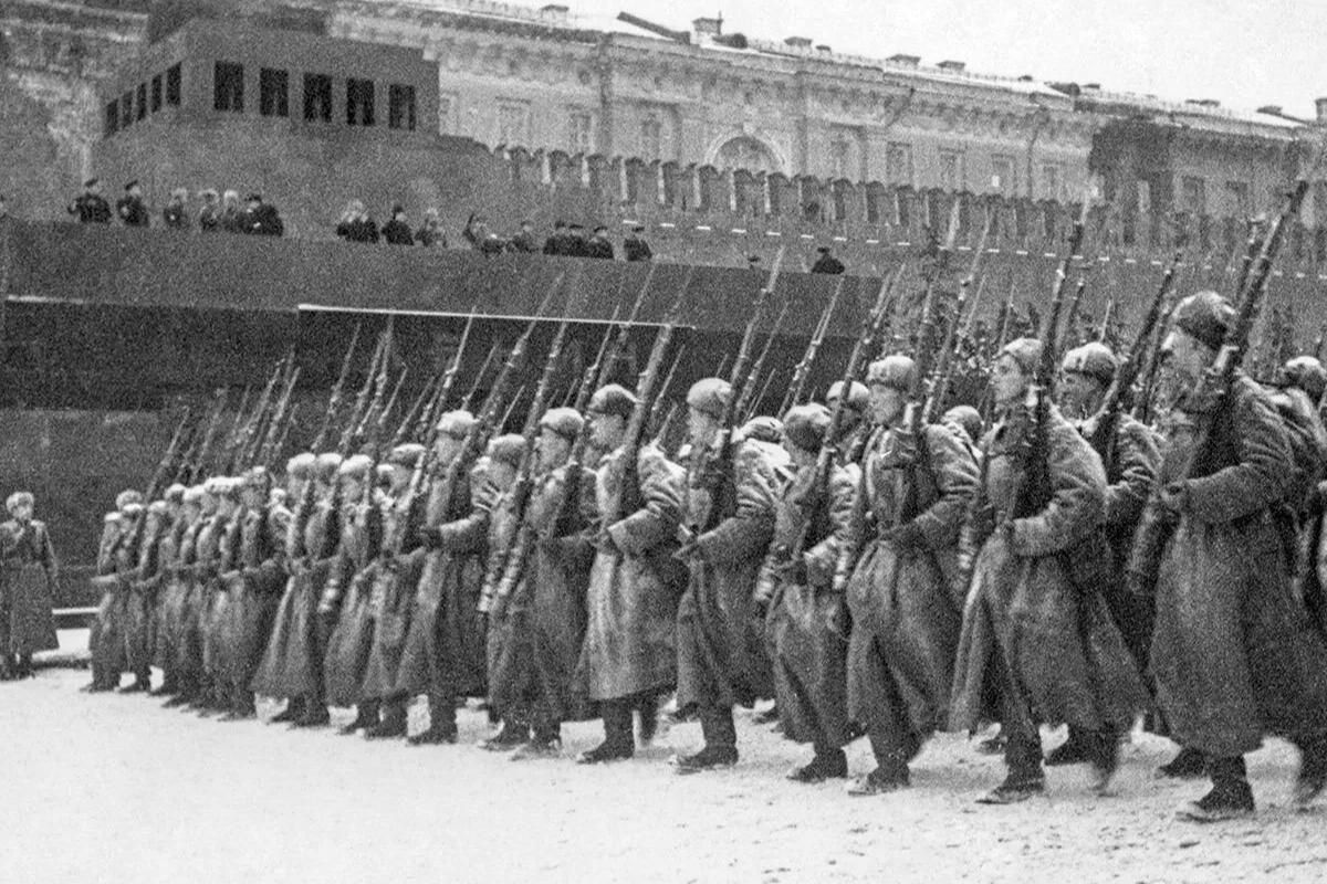 Собянин поздравил москвичей с 84-й годовщиной военного парада на Красной площади