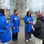 Молодогвардейцы раздали триколоры в преддверии Дня народного единства
