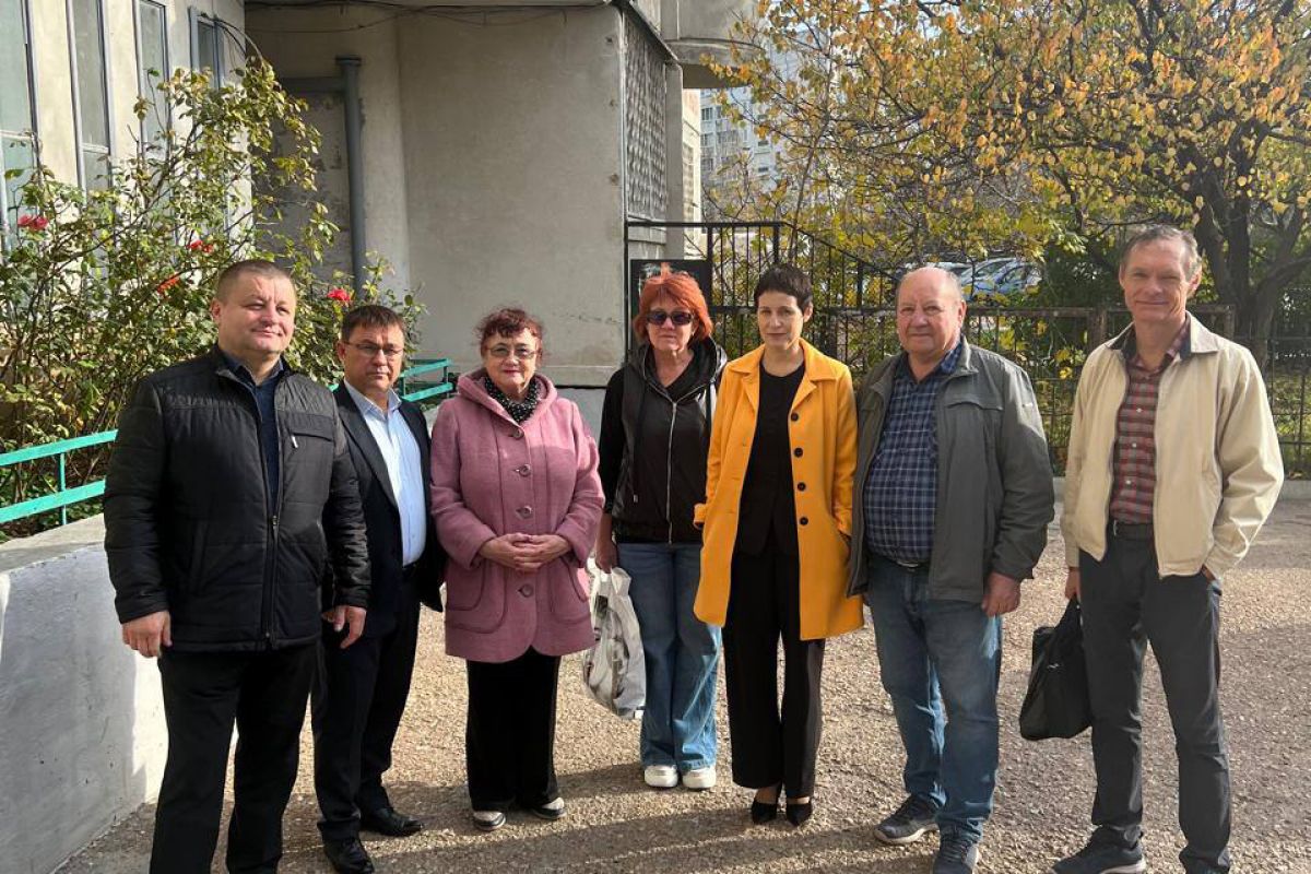 Партийцы проверили ход работ по монтажу лифта в Гагаринском районе