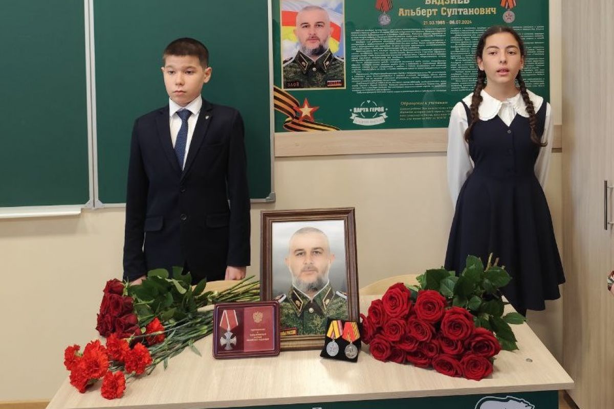 По инициативе «Единой России» во владикавказской школе N 11 открыта "Парта Героя" — выпускника школы Альберта Бадзиева