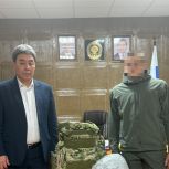 Басанг Манджиев вручил военнослужащему необходимое снаряжение