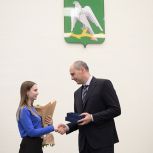 Денис Паслер вручил ключи детям-сиротам в Красноуфимске