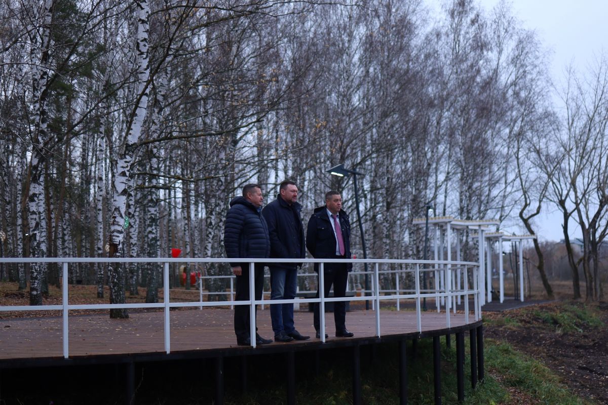 Владимир Рожков и Константин Соколов провели депутатский контроль и осмотр обновленного парка «100 березок» в городе Сасово