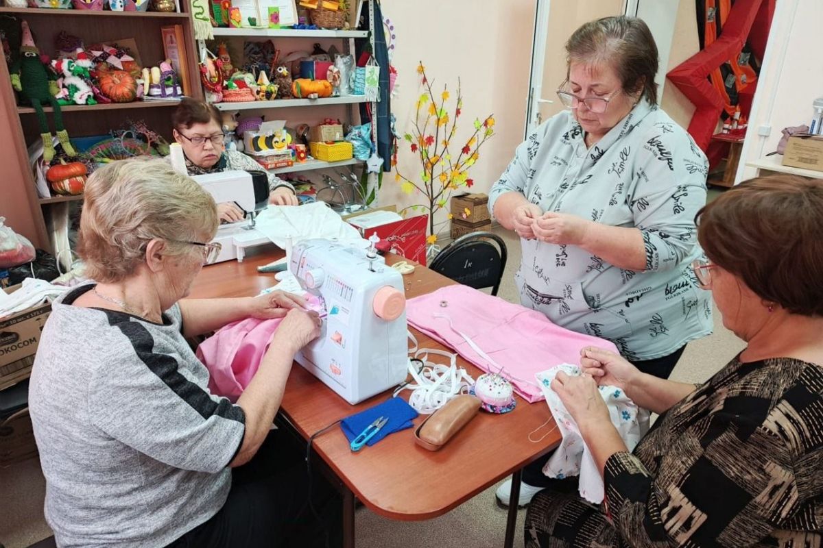 Волонтёры и активисты Аркадакского района шьют одежду для участников СВО