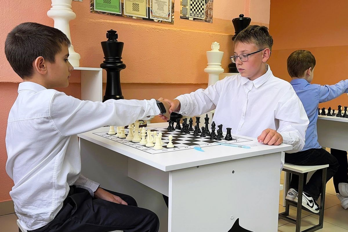 Единороссы Нефтеюганска организовали турнир по быстрым шахматам среди школьников