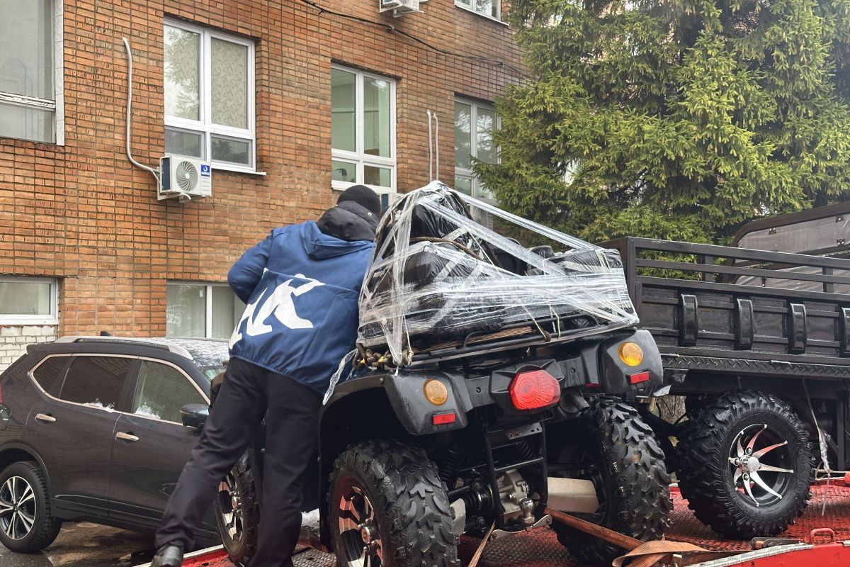 Автомобили, мотоциклы, квадрокоптеры и угощения: региональные отделения «Единой России» отправили новые партии помощи в зону СВО