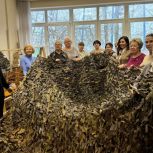 «Единая Россия» провела для жителей Москвы мастер-класс по плетению маскировочных сетей